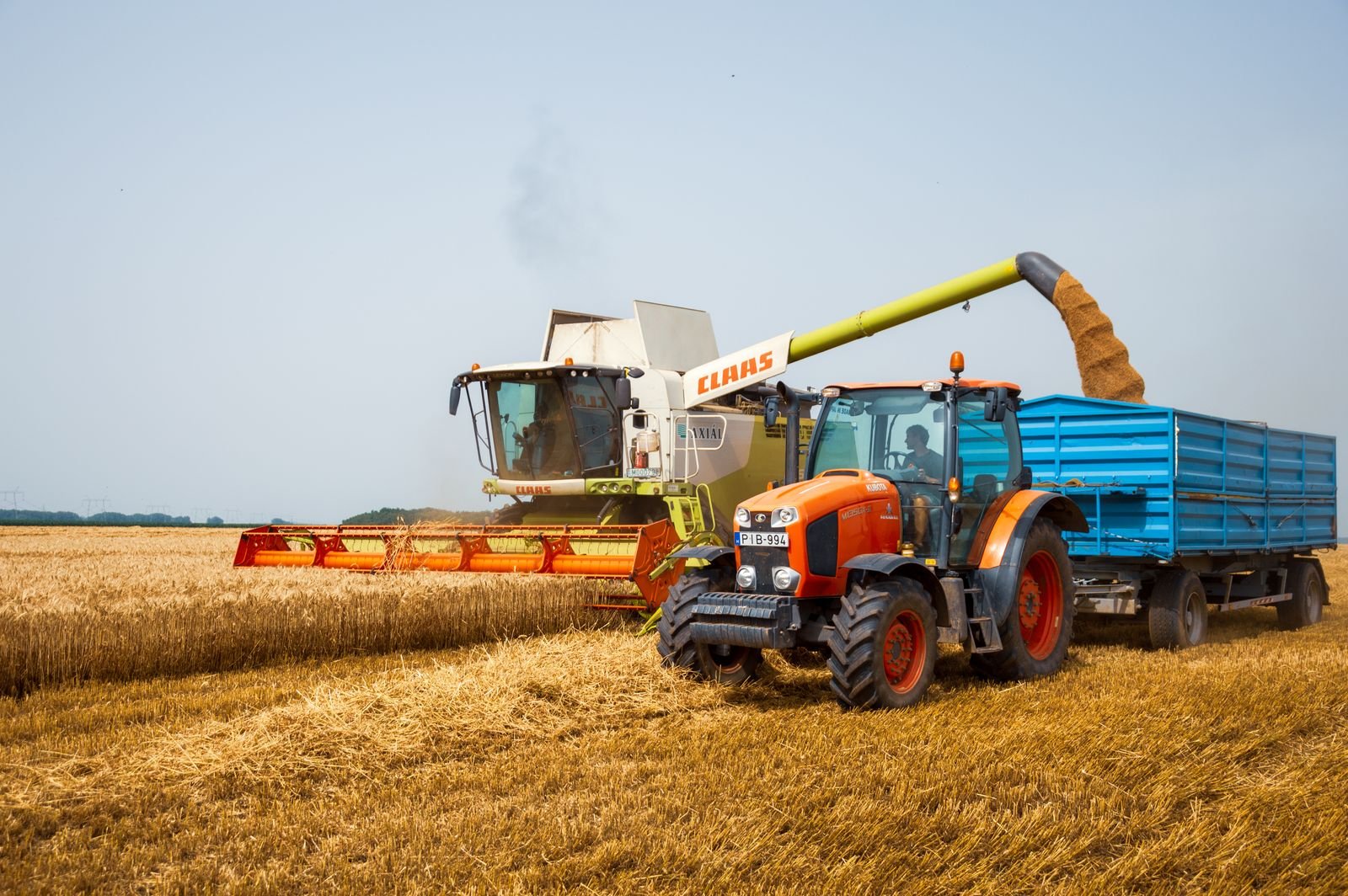 Combine harvester unloading into a tractor trailer